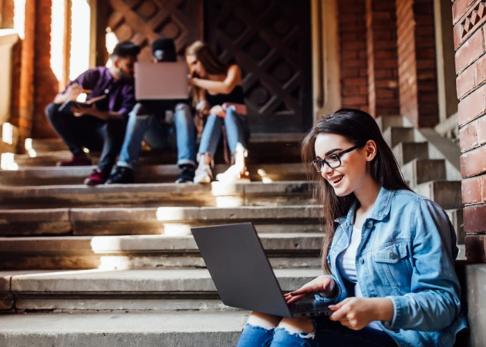 YOOL EDUCATION | Les classes virtuelles de Yool remplacent un prof à domicile et les cours du soir pour renforcer vos compétences professionnelles et personnelles. N’hésitez plus !